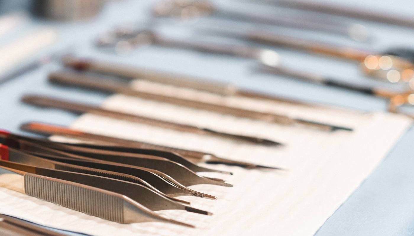 Instrumentos cirúrgicos sobre a mesa